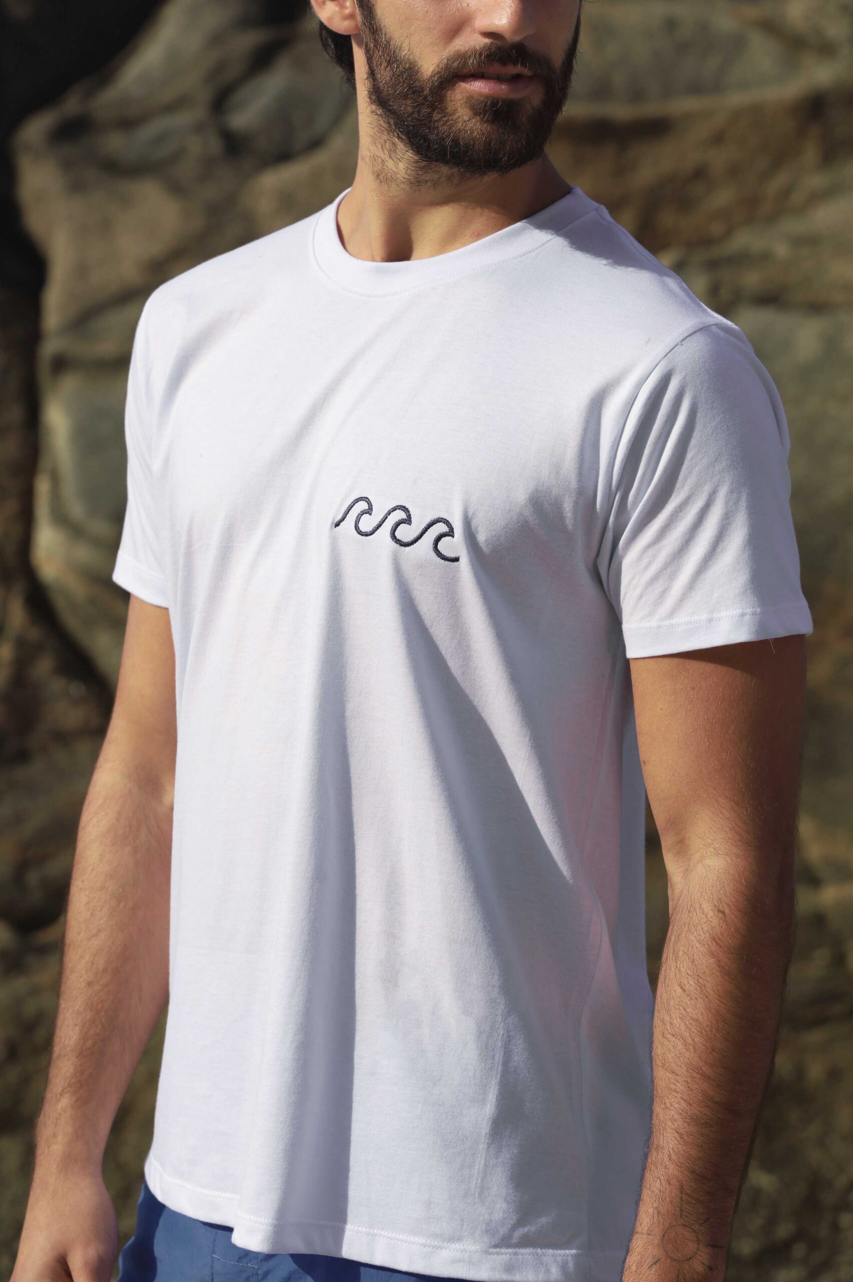 Camiseta Branca Algodão Impermeável Bordada Oceano PITAIA RIO + CORONA - Imagem 2